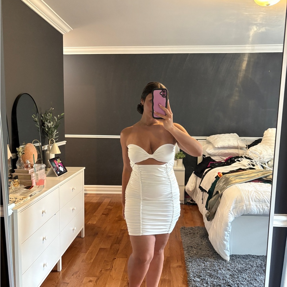 The Copper Closet White Ruched Mini Dress – Size M/L